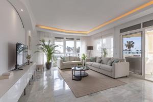 Sala de estar con 2 sofás y TV en Edén Costa Lago PRIMERA LÍNEA DE MAR, en Torremolinos