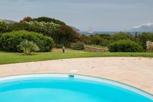 ゴルフォ・アランチにあるSpiaggia Bianca Pedra Rosa - Your House in Sardiniaの庭のスイミングプールの近く