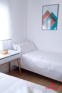 Habitación pequeña con 2 camas y escritorio. en Apartamento Caracol - CORDOBA, en Córdoba