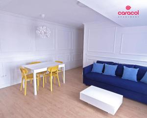 sala de estar con sofá, mesa y sillas en Apartamento Caracol - CORDOBA en Córdoba