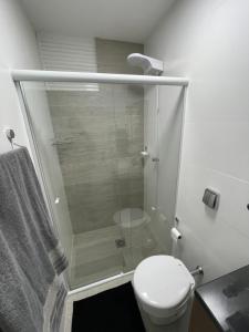 a bathroom with a shower with a toilet and a sink at Loft Studio 204 no Kobrasol à 7km de Floripa in São José +28 photos