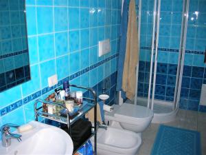 A bathroom at Appartamento nel cuore di Villasimius 1 piano Még 17 kép