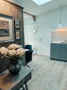 a room with a vase with flowers on a table at Suite Living Boardinghouse Apartments in Gießen