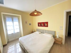 A bed or beds in a room at Cottage Pescallo Bellagio