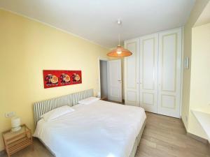A bed or beds in a room at Cottage Pescallo Bellagio