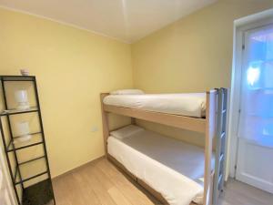 A bed or beds in a room at Cottage Pescallo Bellagio