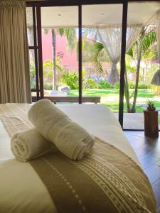 Una toalla encima de una cama en una habitación en Mocca Hotels, en Tepoztlán