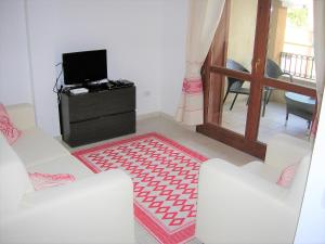 A television and/or entertainment centre at Appartamento nel cuore di Villasimius 1 piano