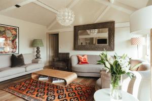uma sala de estar com um sofá e uma mesa em Rose Barn em Aston