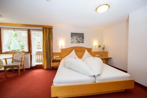 Llit o llits en una habitació de Hotel Garni Tyola