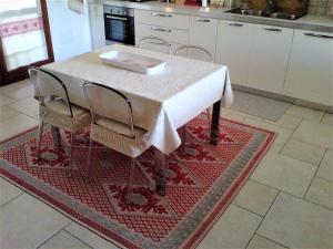 A kitchen or kitchenette at Appartamento nel cuore di Villasimius 1 piano