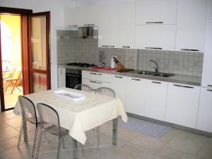 A kitchen or kitchenette at Appartamento nel cuore di Villasimius 1 piano