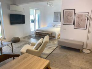 Shi Ti Junior Suite في ياش: غرفة معيشة مع سرير وأريكة وطاولة