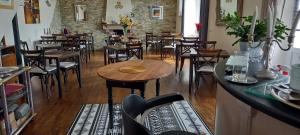 ein Zimmer mit Tischen und Stühlen in einem Restaurant in der Unterkunft Le Relais De Launay in Ploubazlanec