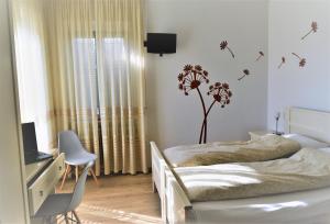 - une chambre avec un lit, une table et un bureau dans l'établissement Miramonti B&B cucina&pizza, à Brentonico