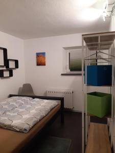 1 dormitorio con cama y estante en Your BaseCamp!, en Roppen