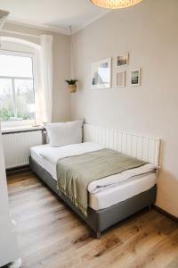 Säng eller sängar i ett rum på Urlaubsfreude Biedermann Haus GlücksStein Ferienwohnung Smaragd