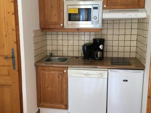 a kitchen with a sink and a microwave at Appartement Valloire, 2 pièces, 4 personnes - FR-1-263-454 in Valloire