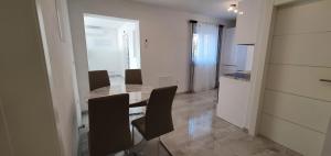 Kuchyň nebo kuchyňský kout v ubytování Apartmani Naomi&Leo
