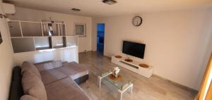 TV a/nebo společenská místnost v ubytování Apartmani Naomi&Leo