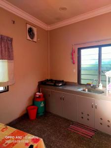 cocina con fregadero y ventana en Ulya Homestay 3, en Jertih
