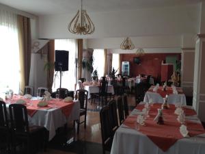 Restoran ili neka druga zalogajnica u objektu Paradise Hotel