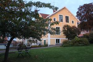 una casa con un árbol delante de ella en Sjögatan 21, en Gränna