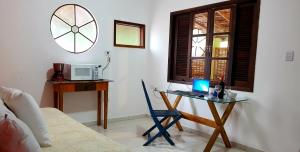 Habitación con escritorio y ordenador portátil. en Casa caiçara na Vila - Casa 01- Hospedaria da Vila, en Ilhabela