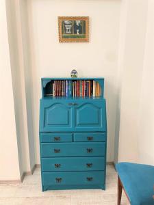 una cómoda azul con estantería para libros en Villa Bagolyvár, en Balatonszemes