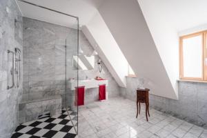 ein Bad mit einer Glasdusche und einem Waschbecken in der Unterkunft Hotel Belle Vue Volkach in Volkach