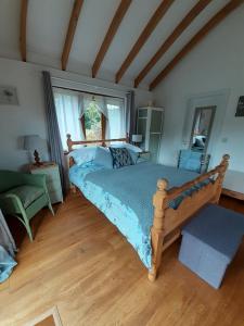 1 dormitorio con 1 cama grande en una habitación en Three Oaks Nursery en Chichester