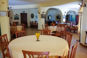 a dining room with a table and chairs and a restaurant at Arenella Beach Rooms in Arenella