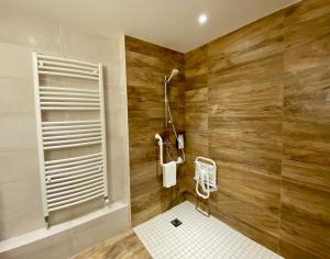 Kylpyhuone majoituspaikassa Kyriad Chalon-Sur-Saone Centre