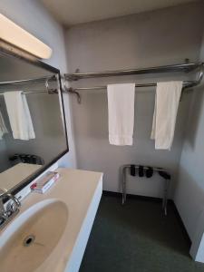 Een badkamer bij 121 Motel Henderson