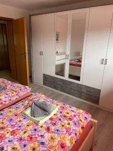 En eller flere senge i et værelse på Ferienwohnung am Waldrand mit Dachterrasse