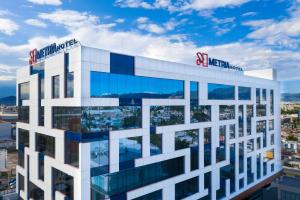 a building with a samsung sign on top of it at Metria Hotel in León