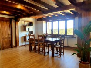 a dining room with a table and chairs and a window at NATVI in Pedraza-Segovia
