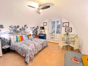 um quarto com uma cama e uma mesa em Apartment Napoli em Nápoles
