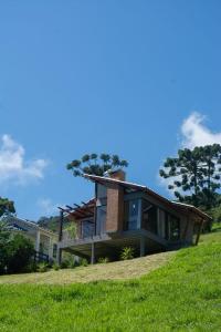 una casa sentada en la cima de una colina en Pousada Rio Dos Cristais, en Visconde De Maua