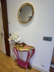 a table with a mirror on a wall at Sagasta Centro in Logroño