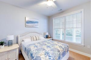 un dormitorio con una cama y una ventana en The Sandbridge Dunes - Salty Mermaid 110, en Virginia Beach 22 fotos más