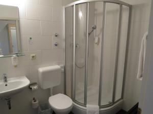 
Ein Badezimmer in der Unterkunft Opal Hotel
