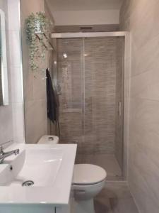 a bathroom with a toilet and a sink and a shower at Benalbeach, Bonito apartamento 2 dormitorios in Benalmádena