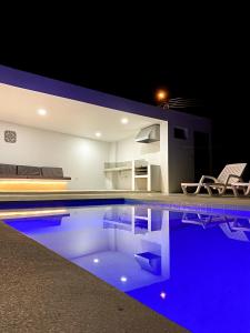 Bazén v ubytování CASA MONTEBELLO CON PISCINA PRIVADA EN LA MESA nebo v jeho okolí