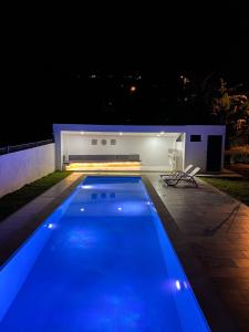 Bazén v ubytování CASA MONTEBELLO CON PISCINA PRIVADA EN LA MESA nebo v jeho okolí