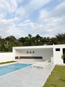 Villa con piscina y césped en CASA MONTEBELLO CON PISCINA PRIVADA EN LA MESA en La Mesa
