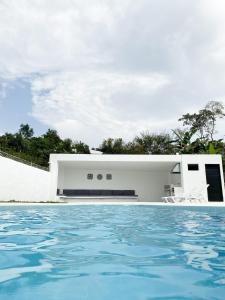 Bazén v ubytování CASA MONTEBELLO CON PISCINA PRIVADA EN LA MESA nebo v jeho okolí