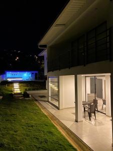 Bazén v ubytování CASA MONTEBELLO CON PISCINA PRIVADA EN LA MESA nebo v jeho okolí