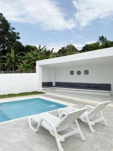 Bazén v ubytování CASA MONTEBELLO CON PISCINA PRIVADA EN LA MESA nebo v jeho okolí