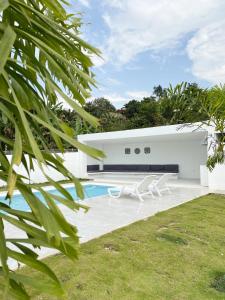 Casa blanca con piscina y césped en CASA MONTEBELLO CON PISCINA PRIVADA EN LA MESA en La Mesa